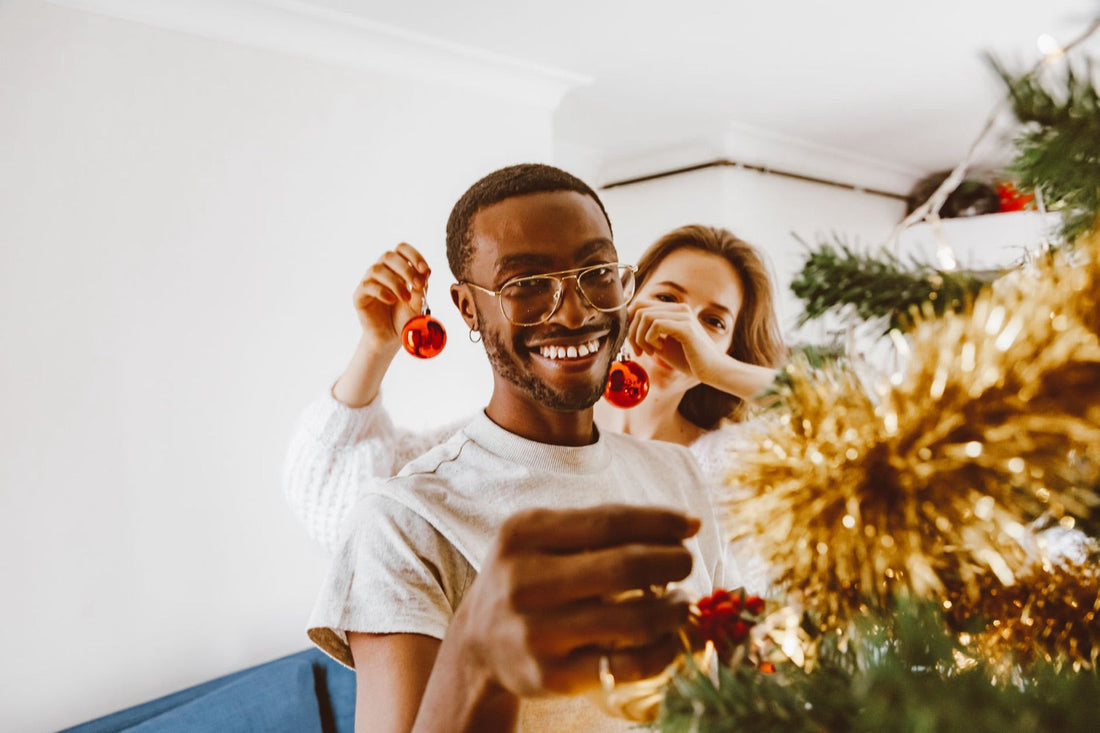 Weihnachtskugel Paar: Welche Ornamente passen zu euch?